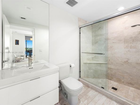 17111 Biscayne Blvd 606, North Miami Beach FL 33160