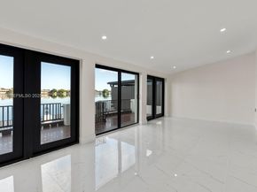 2737 W 55th Pl, Hialeah FL 33016