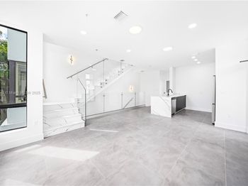 526 SW 2nd St
