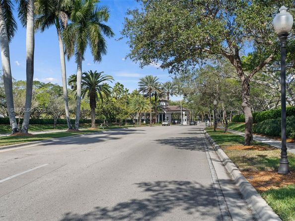 625 Bald Cypress Rd, Weston FL 33327