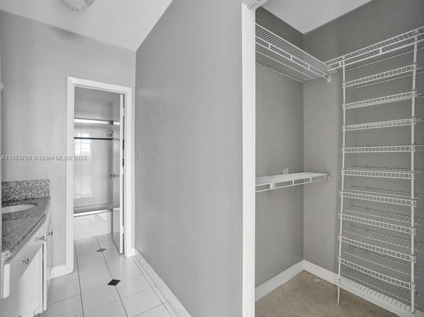 300 Bayview Dr 906, Sunny Isles Beach FL 33160