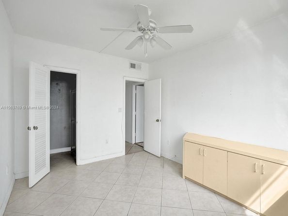 300 Bayview Dr 906, Sunny Isles Beach FL 33160
