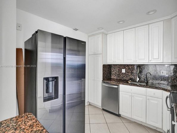 300 Bayview Dr 906, Sunny Isles Beach FL 33160