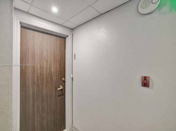 300 Bayview Dr 906, Sunny Isles Beach FL 33160