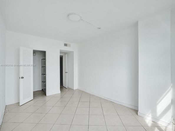 300 Bayview Dr 906, Sunny Isles Beach FL 33160
