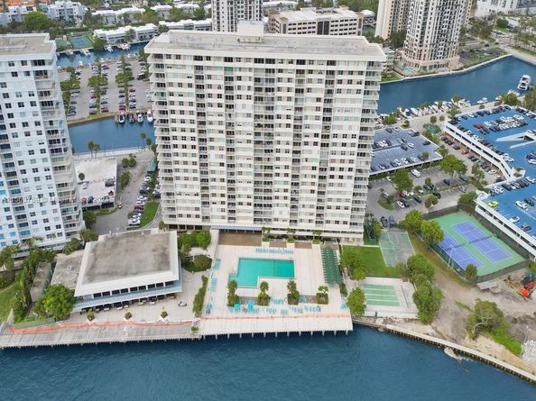 300 Bayview Dr 906, Sunny Isles Beach FL 33160