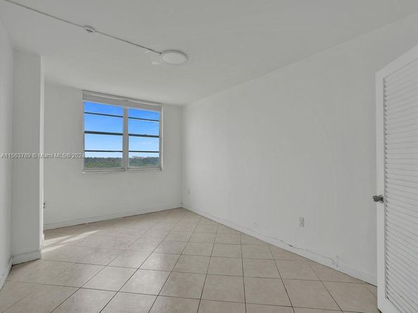 300 Bayview Dr 906, Sunny Isles Beach FL 33160