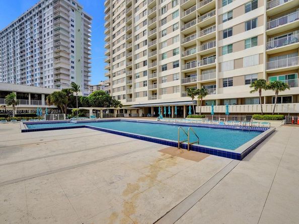 300 Bayview Dr 906, Sunny Isles Beach FL 33160