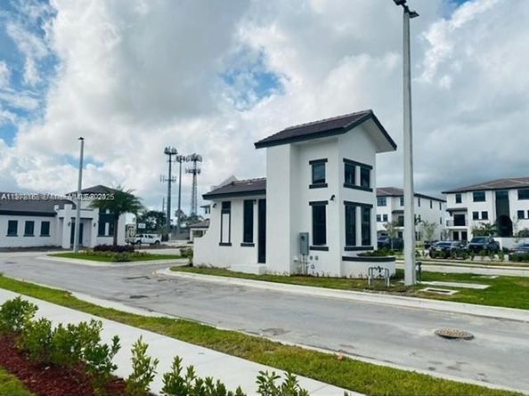 15650 SW 136th St 110, Miami FL 33196