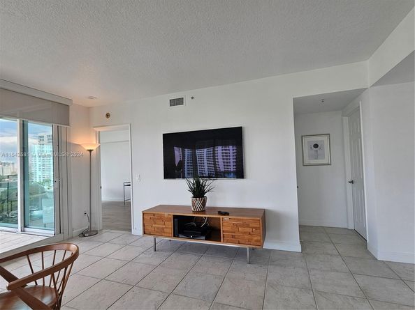 3370 Hidden Bay Dr 1002, Aventura FL 33180