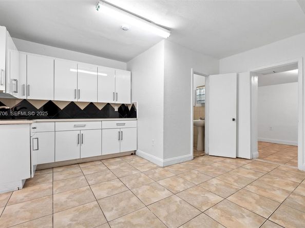 2262 NW 4th St, Miami FL 33125