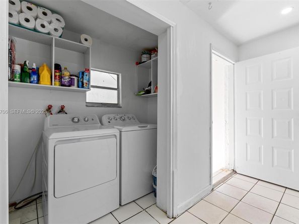 2262 NW 4th St, Miami FL 33125