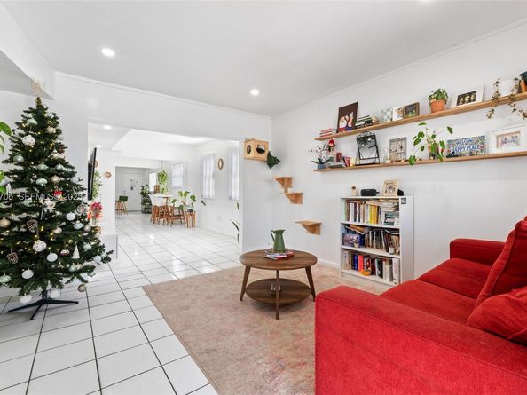 2262 NW 4th St, Miami FL 33125