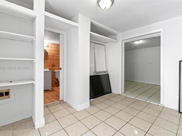 2262 NW 4th St, Miami FL 33125