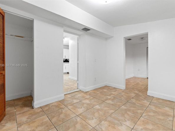 2262 NW 4th St, Miami FL 33125