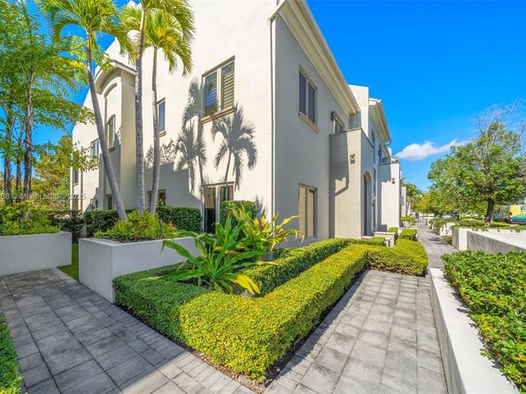 7490 SW 56th Ct, Miami FL 33143