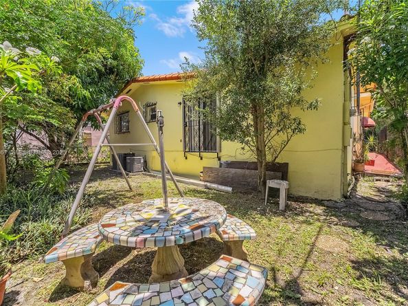 1712 SW 13, Miami FL 33145