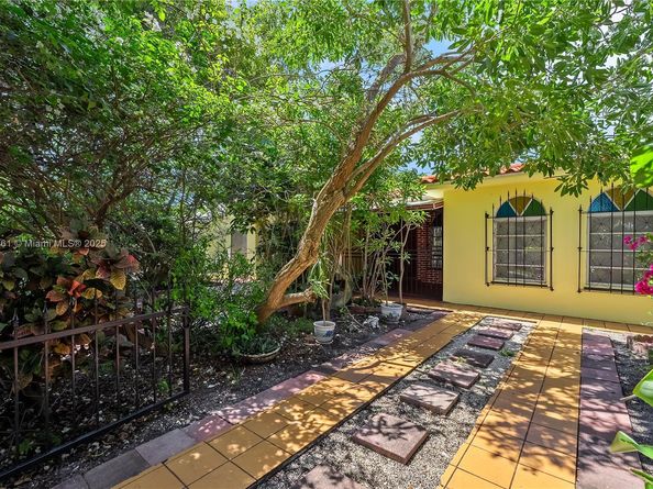 1712 SW 13, Miami FL 33145