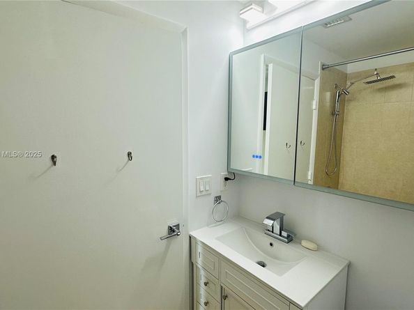 3340 NE 190th St 403, Aventura FL 33180