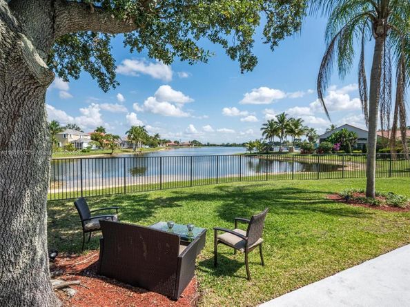 643 Lake Blvd, Weston FL 33326