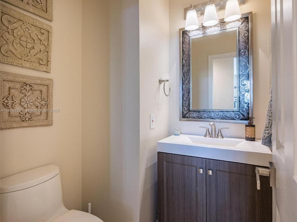 643 Lake Blvd, Weston FL 33326