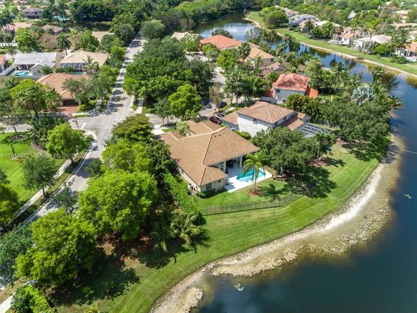 643 Lake Blvd, Weston FL 33326