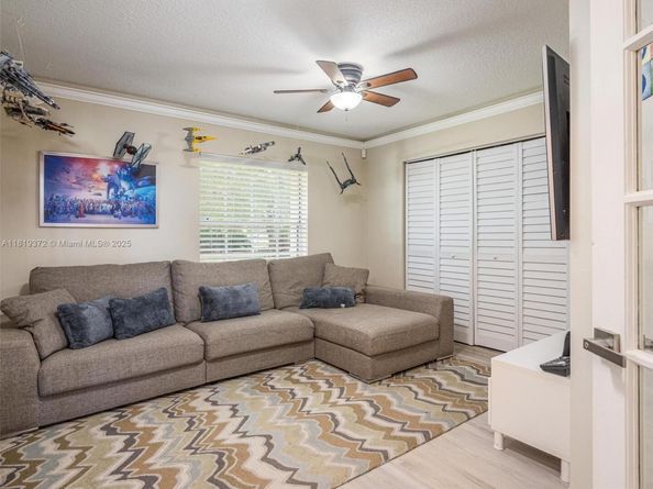 643 Lake Blvd, Weston FL 33326