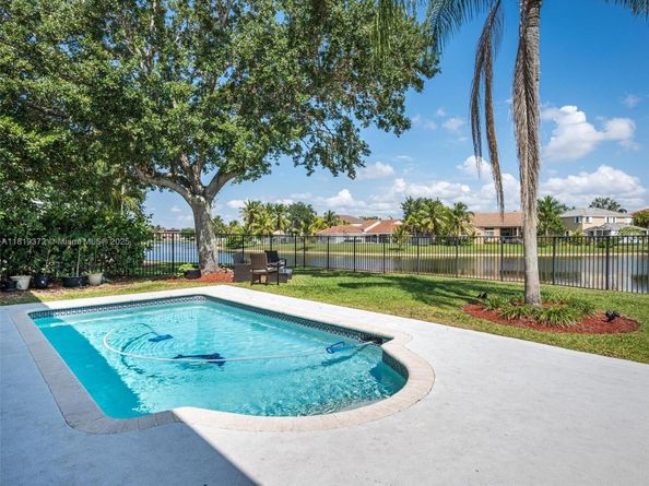 643 Lake Blvd, Weston FL 33326