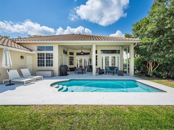 643 Lake Blvd, Weston FL 33326