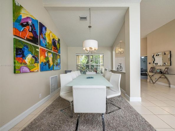 643 Lake Blvd, Weston FL 33326