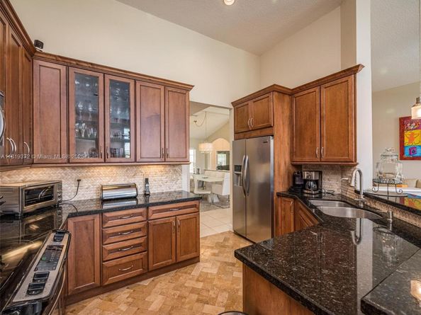 643 Lake Blvd, Weston FL 33326