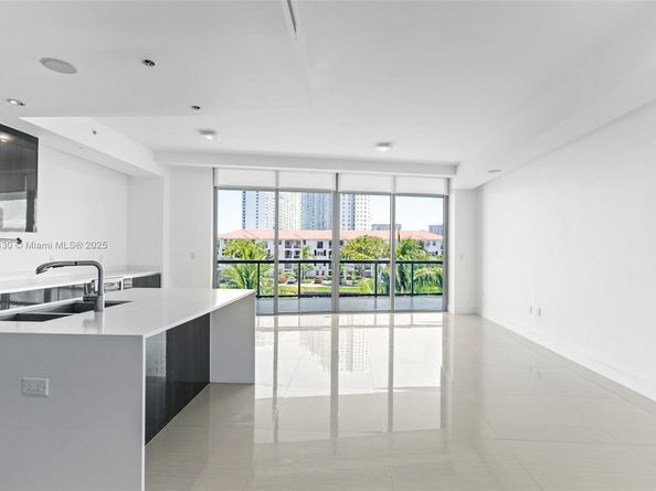 3250 NE 188th St 203, Aventura FL 33180