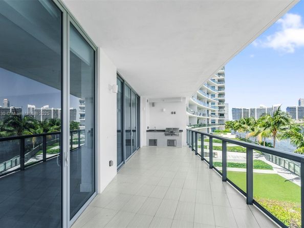 3250 NE 188th St 203, Aventura FL 33180