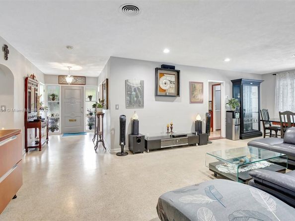 6285 Pine Ter, Plantation FL 33317