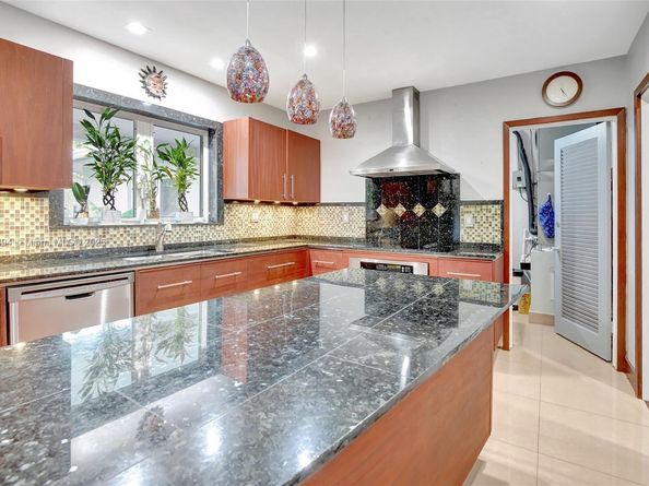 6285 Pine Ter, Plantation FL 33317