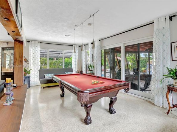 6285 Pine Ter, Plantation FL 33317