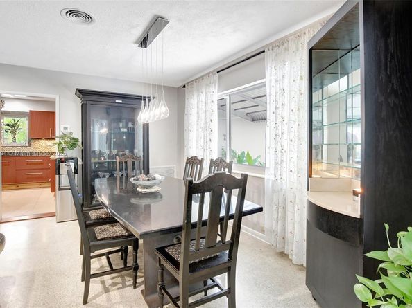 6285 Pine Ter, Plantation FL 33317