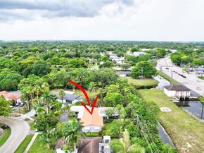 6285 Pine Ter, Plantation FL 33317