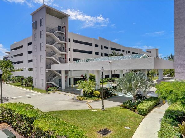 15051 Royal Oaks Ln 2601, North Miami FL 33181