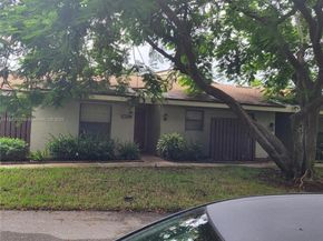 33 Meadows Dr, Boynton Beach FL 33436