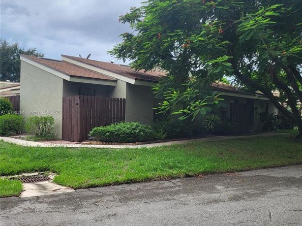 33 Meadows Dr, Boynton Beach FL 33436