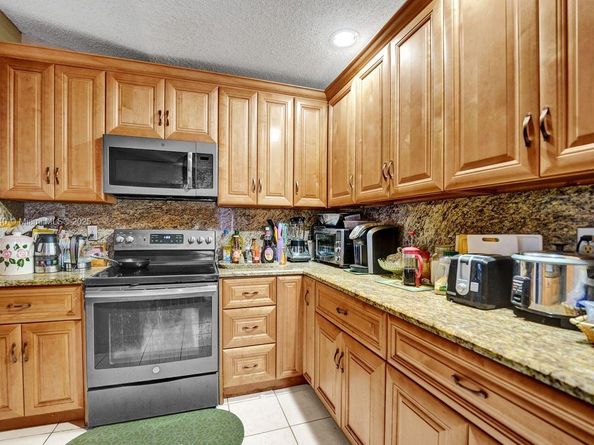 2350 E Lake Miramar Cir, Miramar FL 33025