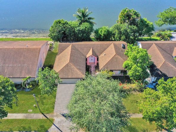 2350 E Lake Miramar Cir, Miramar FL 33025