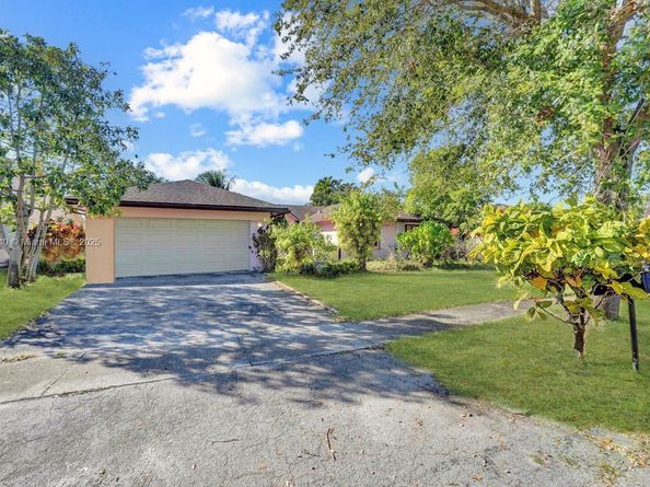 2350 E Lake Miramar Cir, Miramar FL 33025