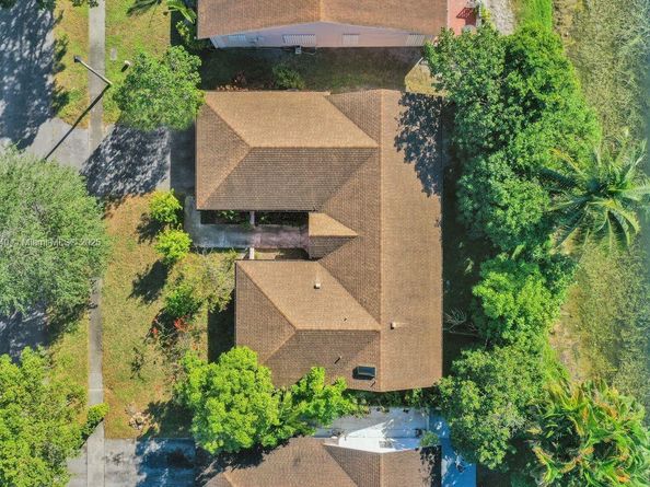 2350 E Lake Miramar Cir, Miramar FL 33025