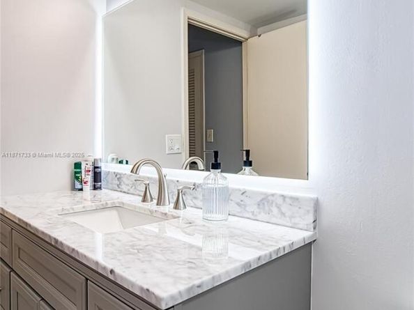 2500 Parkview Dr 911, Hallandale Beach FL 33009