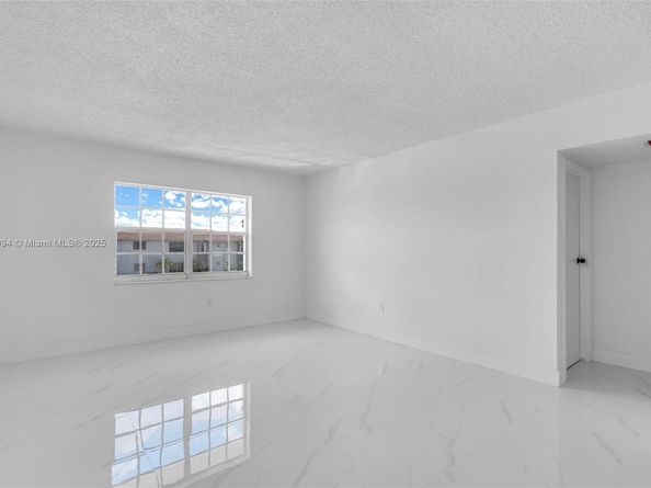 4050 NW 135th St 2111, Opa-Locka FL 33054