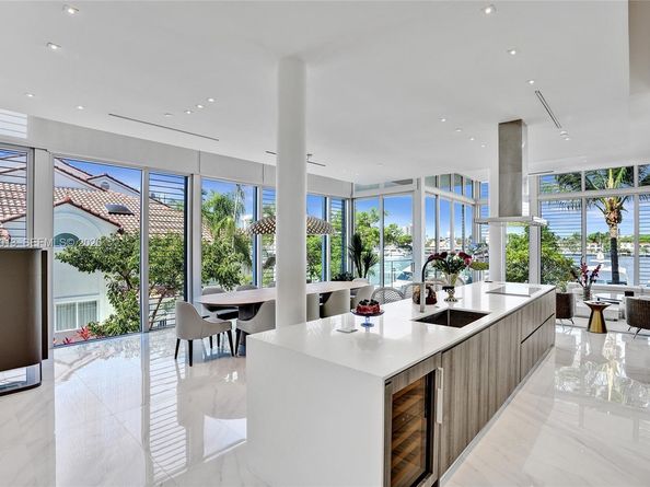 3750 Yacht Club Dr TH1, Aventura FL 33180