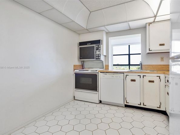 600 Parkview Dr 625, Hallandale Beach FL 33009
