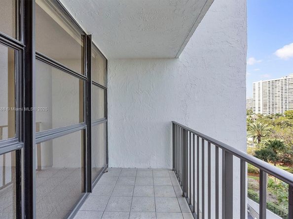 600 Parkview Dr 625, Hallandale Beach FL 33009